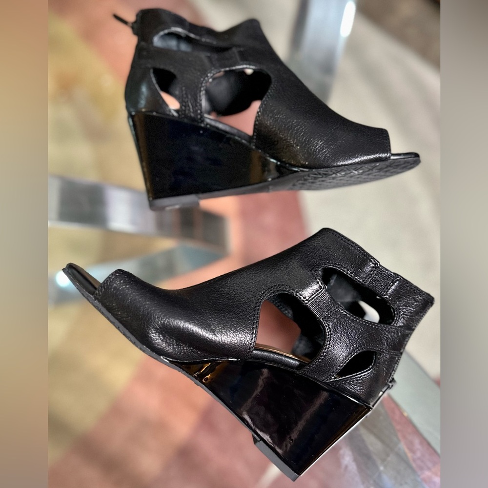 Donald J. Pliner Women’s Priscilla Dual-Buckle Wedge Sandals. Size 5M. New!